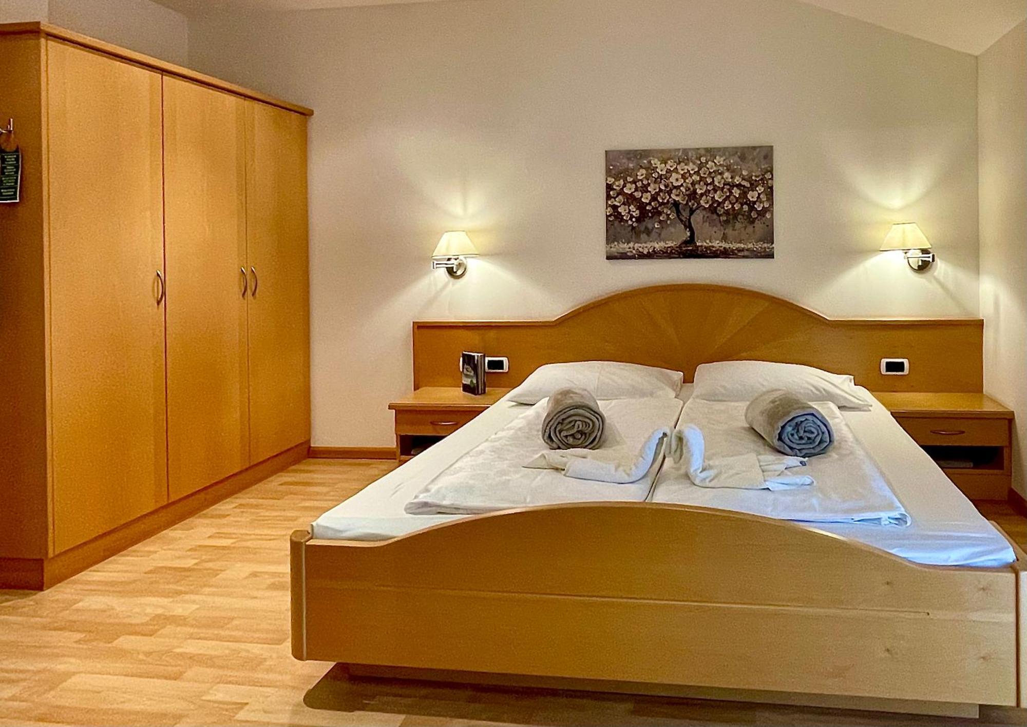 Hotel Garni Gruener Baum Laives Esterno foto