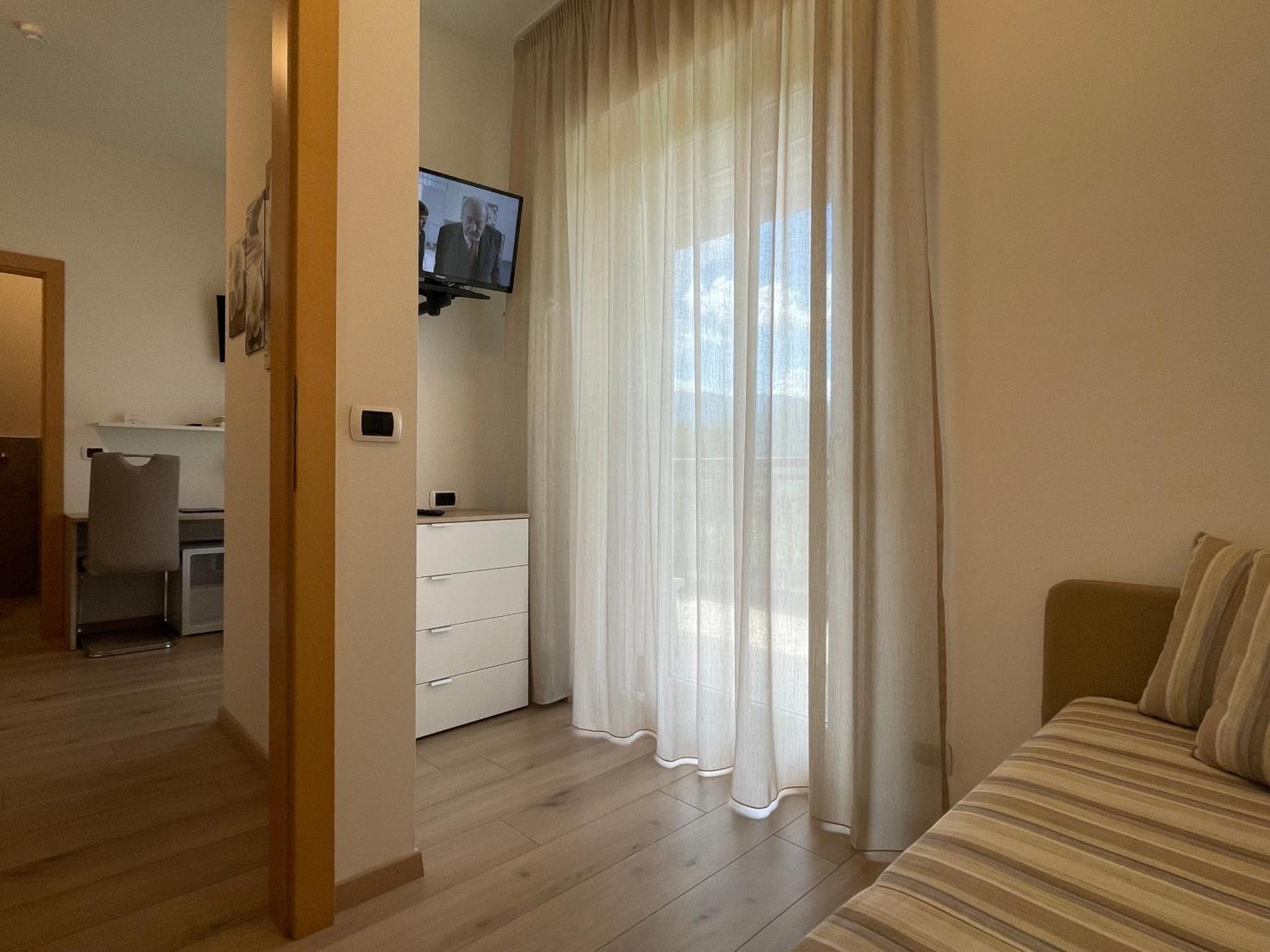 Hotel Garni Gruener Baum Laives Esterno foto
